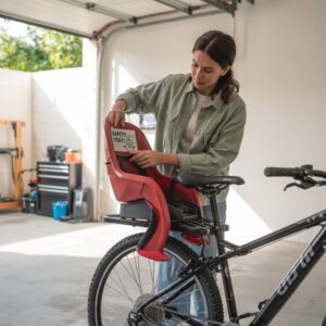 montaż fotelika rowerowego